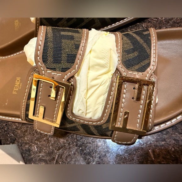 Authentic! FENDI FEEL Slides, Brown/Gold Hardware. Box/cards included 39, size 8 - Picture 4 of 15